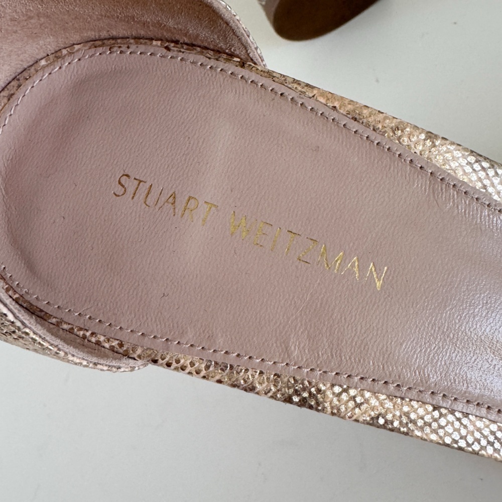 STUART WEITZMAN • Nearlynude Textured-Lamé Sandals In Oro - Picture 10 of 15
